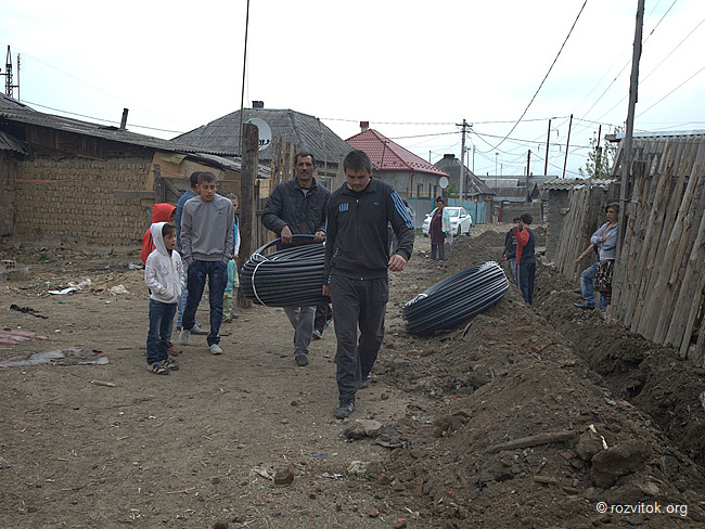 Мукачівські роми самостійно взялися за ремонт водопроводу