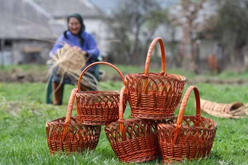 Ромское традиционное ремесло: плетение корзин